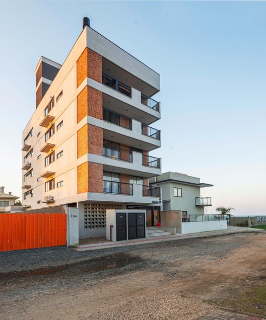 Pintura predial em fachada de edifício residencial