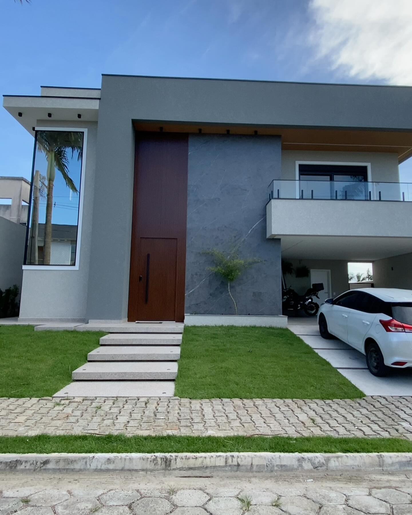 Pintura residencial de alto padrão — fachada de casa em Itapoá
